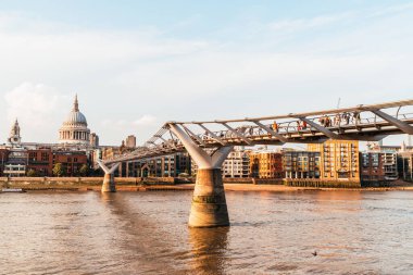 St Pauls Katedrali ve Millennium Bridge Londra'da gün batımı manzara, İngiltere.