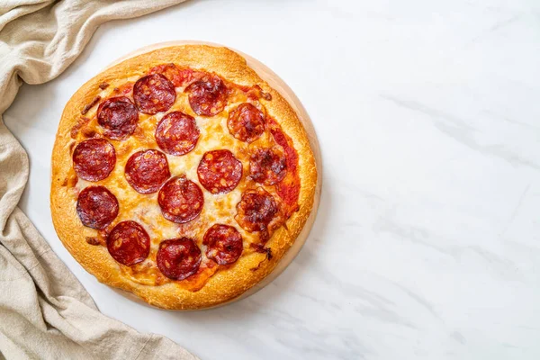 Pizza Pepperoni Bandeja Madeira Estilo Comida Italiana — Fotografia de Stock