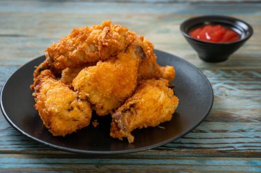 Ketçaplı kızarmış tavuk kanadı - sağlıksız yemek.