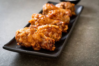 Kore usulü soslu kızarmış tavuk.