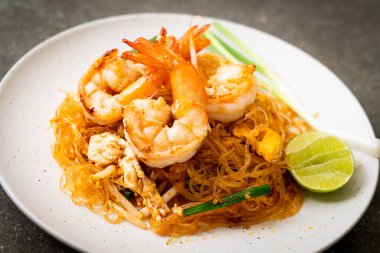 Vermicelli Pad Thai veya Tayland usulü karidesli kızartılmış vermicelli.