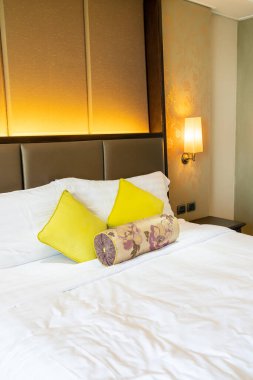 Otel odasındaki yatakta rahat yastık süslemesi