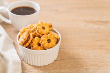 Hindistan cevizli bisküvi ve ananas reçeli.