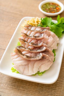 Baharatlı deniz ürünleri soslu buğulanmış balık.