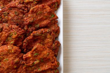 Kızarmış balık köftesi ya da kızarmış balık keki. Asya usulü.