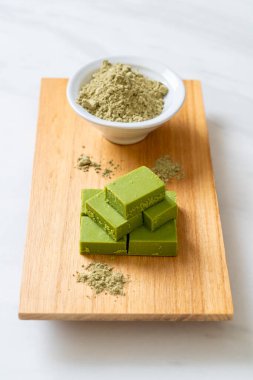 Taze ve yumuşak kibrit, yeşil çay tozlu yeşil çikolata.