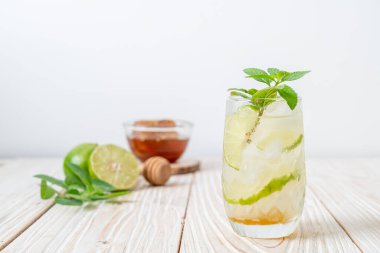 Naneli buzlu bal ve limonlu soda, ferahlatıcı içecek.