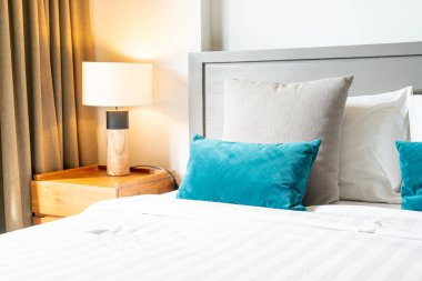 Yatak odasındaki rahat yastık süslemesi