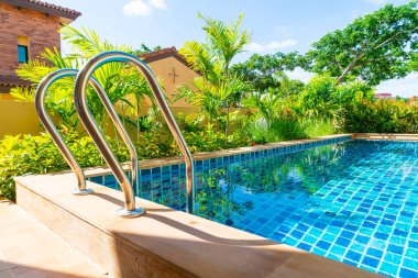 Yüzme havuzunda paslanmaz merdivenler