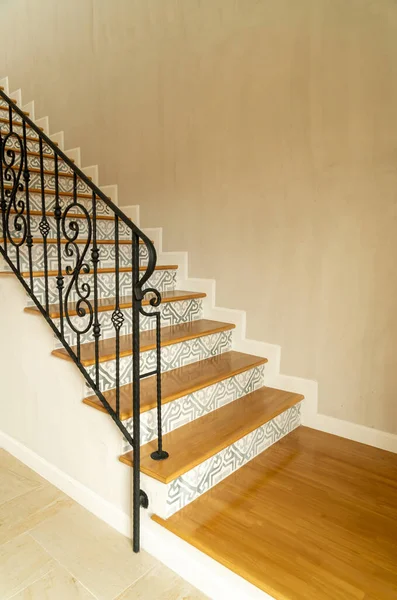 Красивая Лестница Шаг Черным Перила — стоковое фото