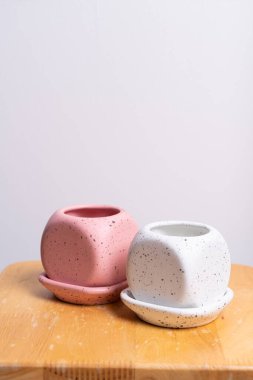 boş ve güzel kil saksı ahşap masada