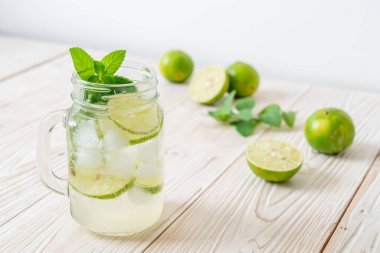 Naneli buzlu limonlu soda, ferahlatıcı içecek.