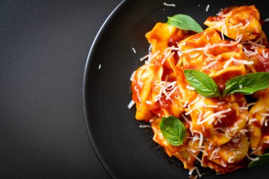 Domates soslu İtalyan tortellini makarnası - İtalyan yemeği tarzı.