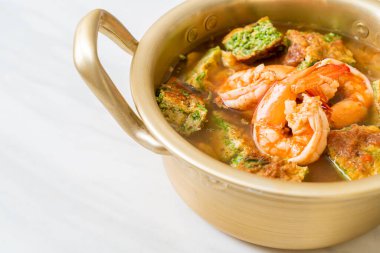 Karides ve sebze omletli Tamarind Paste 'den yapılmış ekşi çorba - Asya usulü.