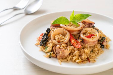 Ev yapımı Basil ve Baharatlı Bitki Kızarmış Pirinç Kalamar veya Ahtapot - Asya yemek tarzı