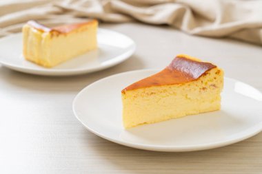 Beyaz tabakta ev yapımı cheesecake.