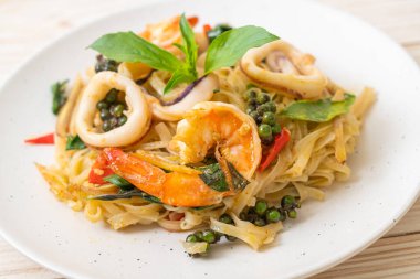 Baharatlı erişteyi deniz yemeğiyle karıştır (Pad Cha Talay) - Tayland yemeği tarzı