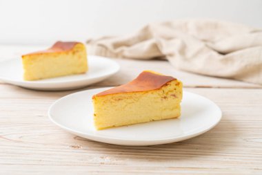 Beyaz tabakta ev yapımı cheesecake.