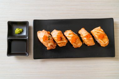 Japon usulü ızgara somon suşisi.