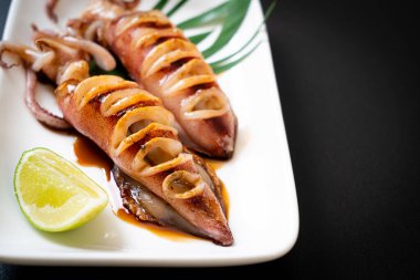 Tabakta teriyaki soslu ızgara kalamar.