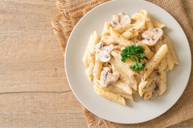 İtalyan usulü mantarlı makarna ve krema sosu.