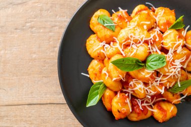 Peynirli domates soslu gnocchi - İtalyan yemeği tarzı.