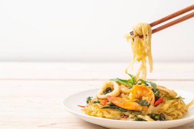 Baharatlı erişteyi deniz yemeğiyle karıştır (Pad Cha Talay) - Tayland yemeği tarzı