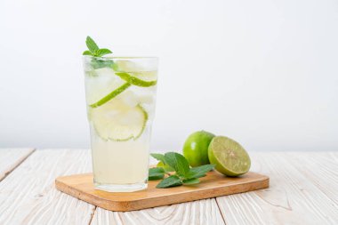 Naneli buzlu limonlu soda, ferahlatıcı içecek.