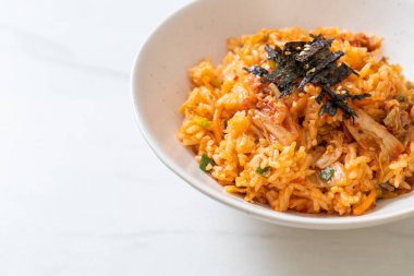 Kore usulü deniz yosunu ve beyaz susamlı kimchi pilavı.