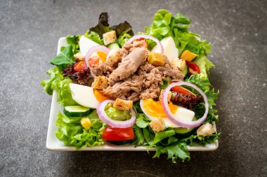 Sebze salatalı ve yumurtalı ton balığı, sağlıklı yemek tarzı.
