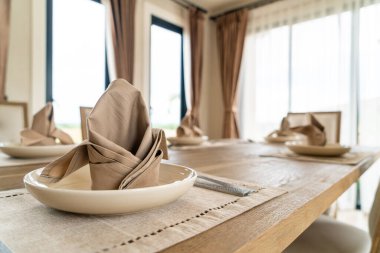 Yemek masasının üzerindeki peçeteleri kapat.