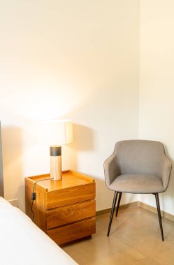 Yatak odasındaki rahat yastık süslemesi