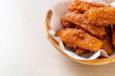 Kızarmış patates. Susamlı. Tayland usulü.