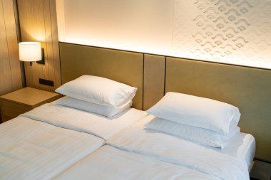 Beyaz yastık süslemesi otel odasında, yatak odasında.