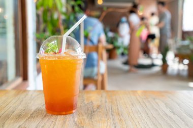 Kafe ve restoranda buzlu limonlu çay bardağı.