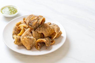 Baharatlı deniz ürünleri soslu gevrek Gourami Balığı