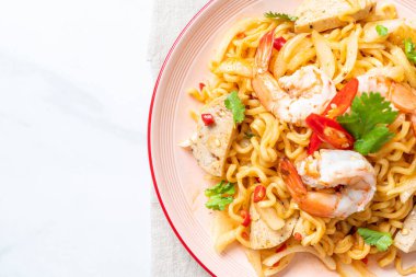 Karidesli baharatlı erişte salatası. Tayland usulü.