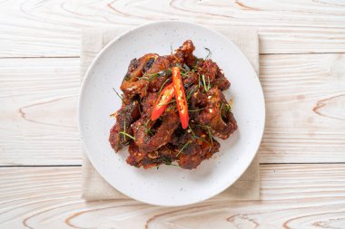 Kızarmış yayın balığını acı biberle karıştır - Asya usulü