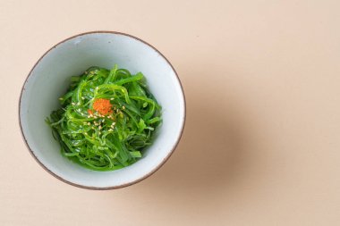 Baharatlı Wakame Yosun Salatası - Japon yemek tarzı