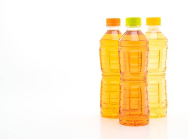 buz çayı ve beyaz arka planda izole yeşil çay şişe