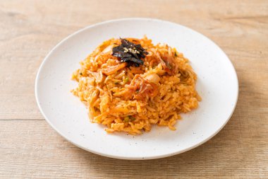 Kore usulü deniz yosunu ve beyaz susamlı kimchi pilavı.