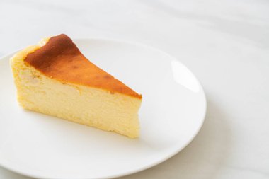 Beyaz tabakta ev yapımı cheesecake.