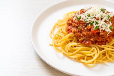 Spagetti bolonez domuz eti ya da kıymalı domates soslu spagetti İtalyan yemeği tarzı.