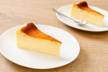 Beyaz tabakta ev yapımı cheesecake.
