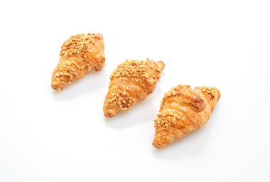 Beyaz arka planda izole edilmiş fıstıklı taze kruvasan.