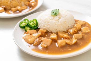 Kahverengi soslu tavuk mu yoksa pirinç soslu sos mu? Asya tarzı.