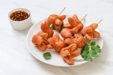 soslu kızarmış sosis şişi.