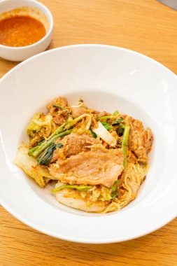 Kurutulmuş sukiyaki - Kızarmış vermicelli sebzeli ve soslu domuz eti.