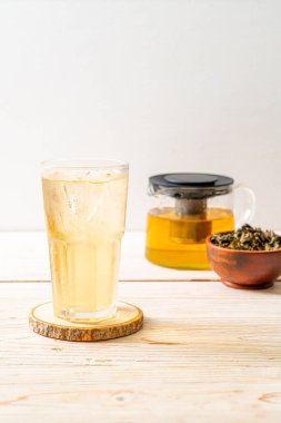 Ahşap arka planda buzlu yasemin çayı