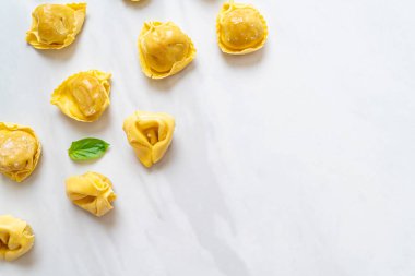 İtalyan geleneksel tortellini makarnası - İtalyan yemek tarzı